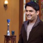 Kapil Sharma ने एक बड़ी पार्टी के बाद Ed Sheeran का स्वागत किया ‘द कपिल शर्मा शो’ के सेट पर; दोनों सितारे काले कपड़ों में दिखे।